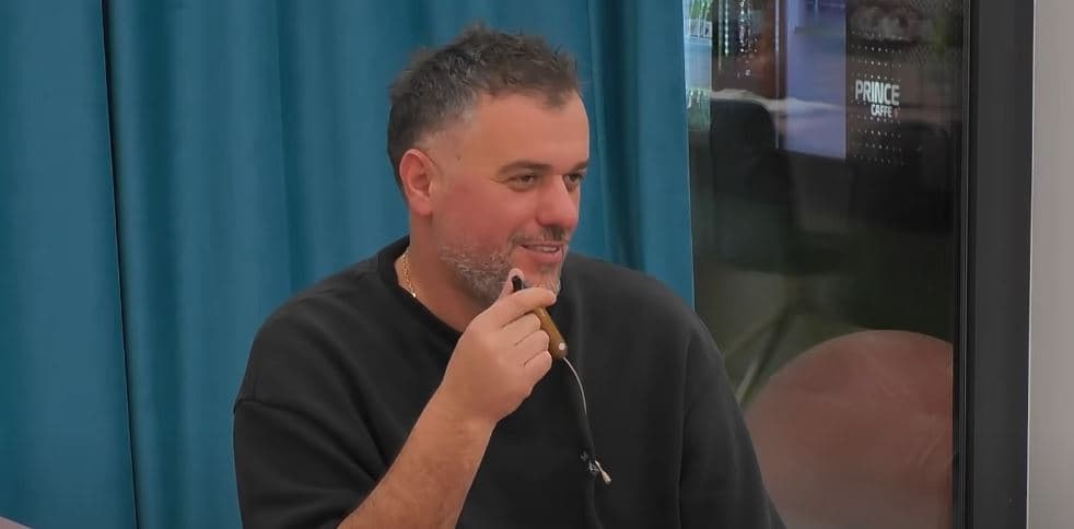 Buci frikëson Santianën me merimangën e gomës (VIDEO)