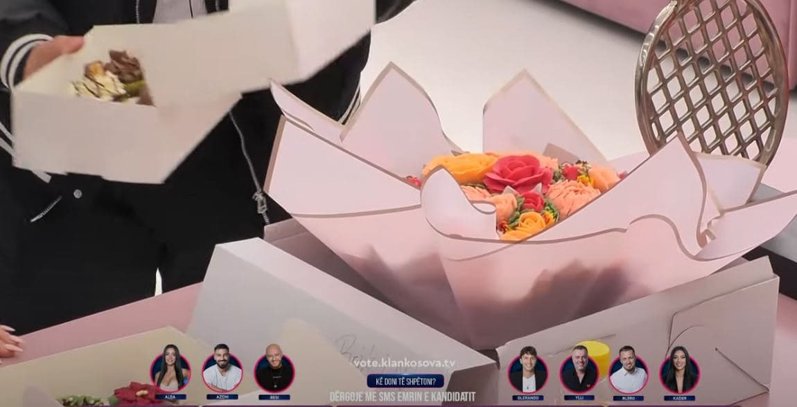 Brikenda iu sjellë ëmbëlsira banorëve (VIDEO)