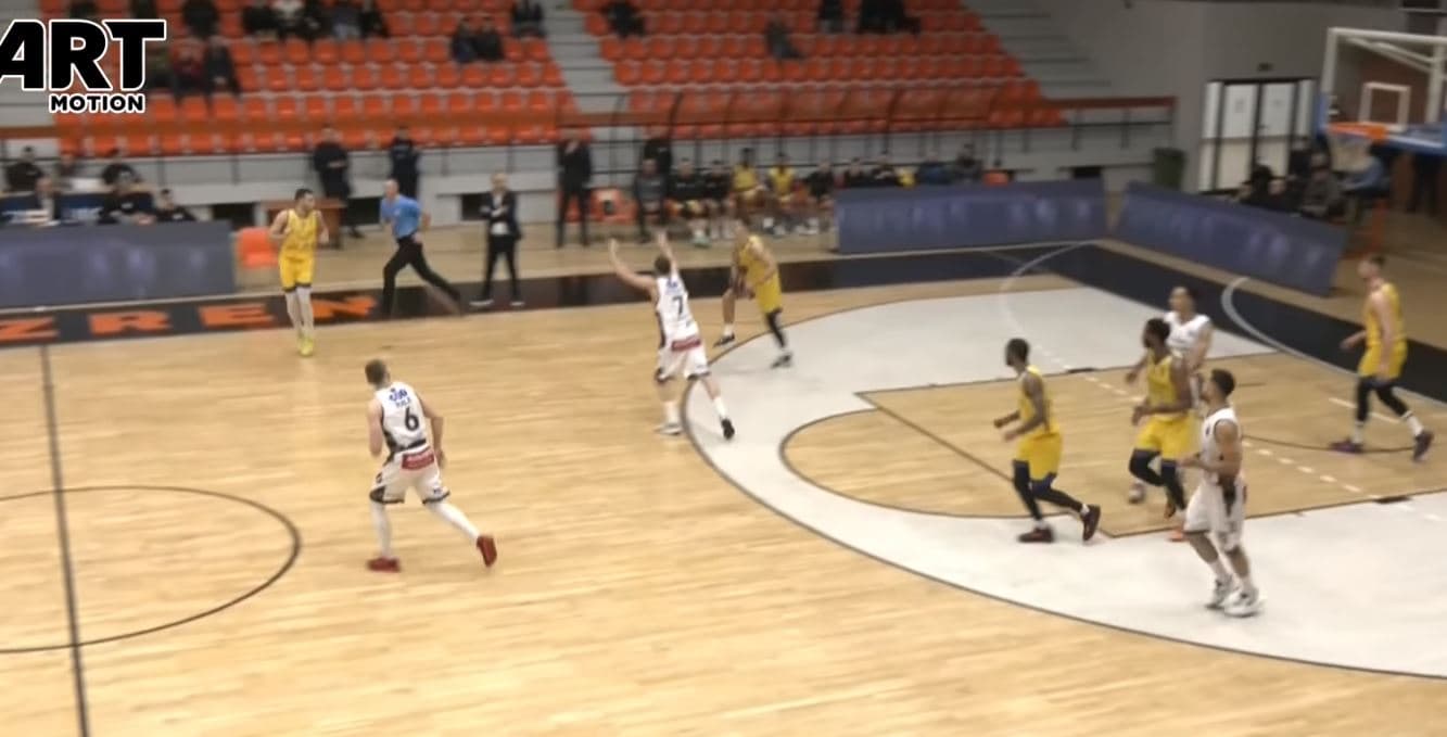 Momenti kur Jan Palokaj shënon nga koshi në kosh (VIDEO)