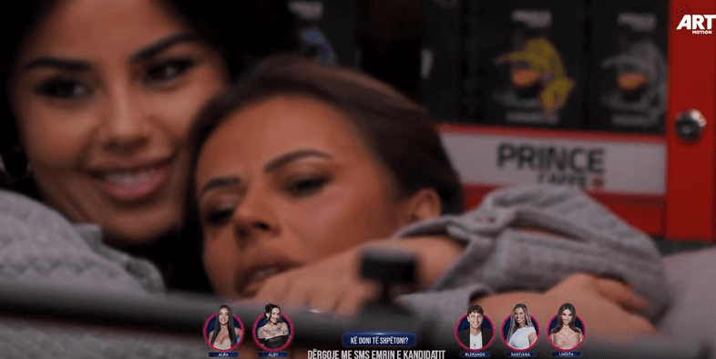 Adri dhe Iliriana këndojnë disa këngë dashurie, Santiana nuk i ndal lotët (VIDEO)