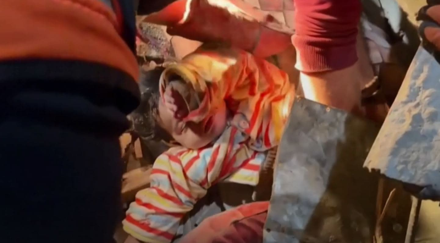 Nxirret foshnja e gjallë nga rrënojat pas sulmit ajror izraelit në Rafah të Gazës (VIDEO)