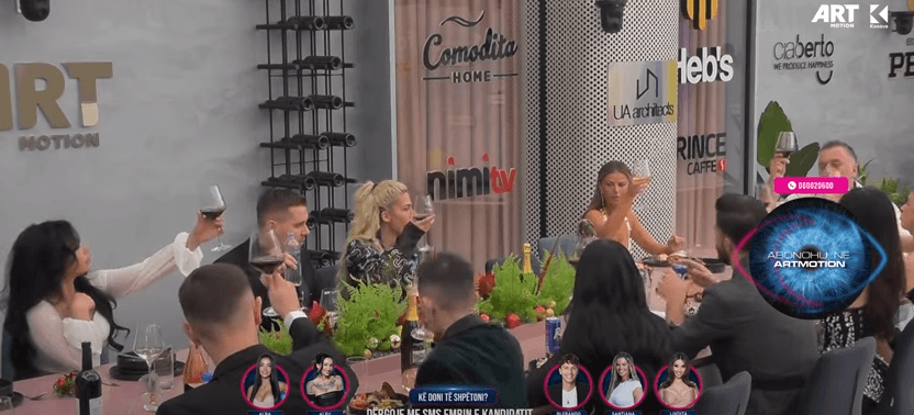 Banorët hanë darkën e fund vitit së bashku dhe shprehin urimet e tyre (VIDEO)