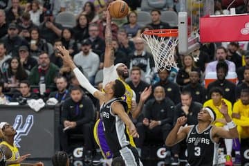 Lakers fitojnë ndaj Spurs (VIDEO)