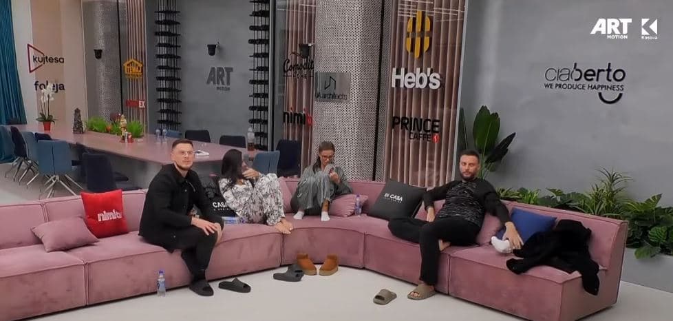 Alba e Santiana mysafire në emisionin e Ardit e të Mirdonit, përballen me pyetje rreth puthjes (VIDEO)
