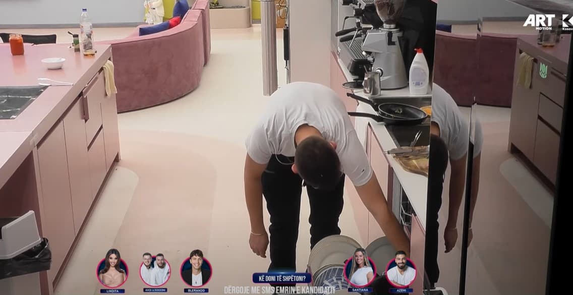 Ardi qëndron për pothuajse 4 minuta i kërrusur, por pse? (VIDEO)