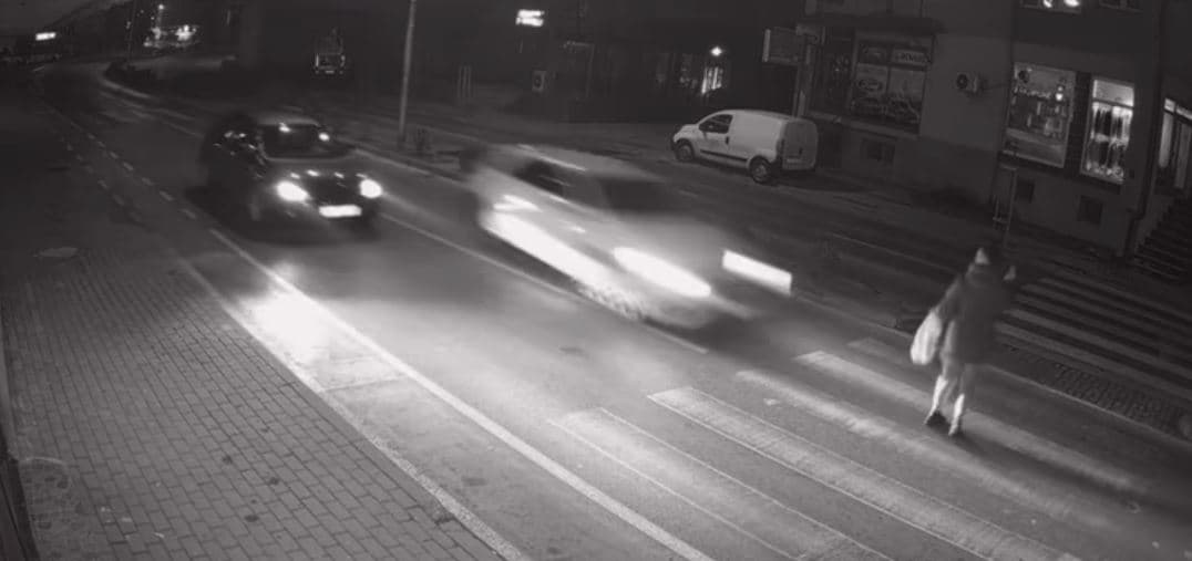 Prizren: Një burrë goditet nga vetura në vendkalimin për këmbësorë (VIDEO)
