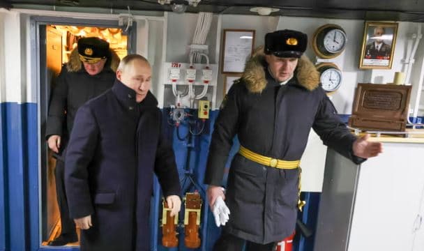 Putin viziton kantierin detar, mbikëqyr vënien në punë të nëndetëseve të reja bërthamore