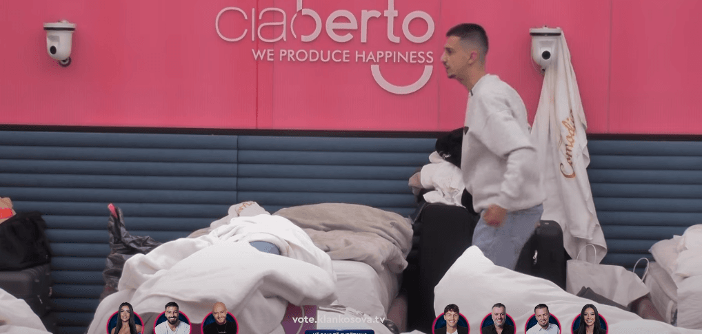 Ganiu i jep dhomës së gjumit aromë qepe, por si ia doli?  (VIDEO)