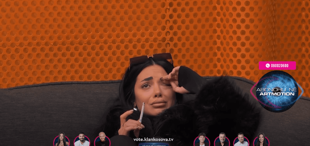 Kader e vetmuar në oborr nis të qajë - por, pse? (VIDEO)