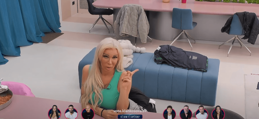 Edona me anë të disa shenjave mundohet t'i tregojë diçka "Vëllait të Madh" (VIDEO)