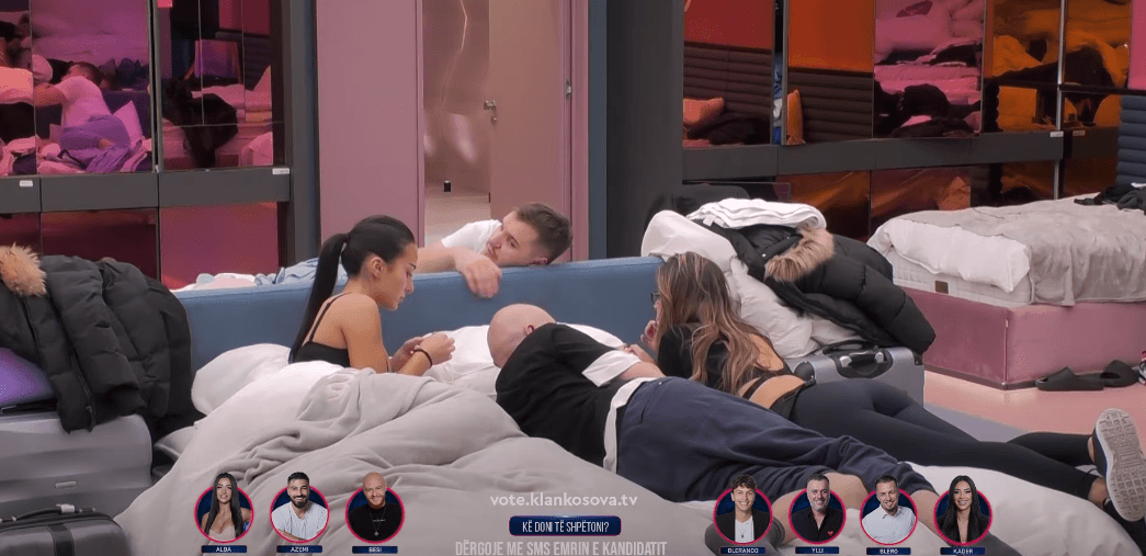 Banorët komentojnë lojën me puthje, shfaqin disa dyshime (VIDEO)