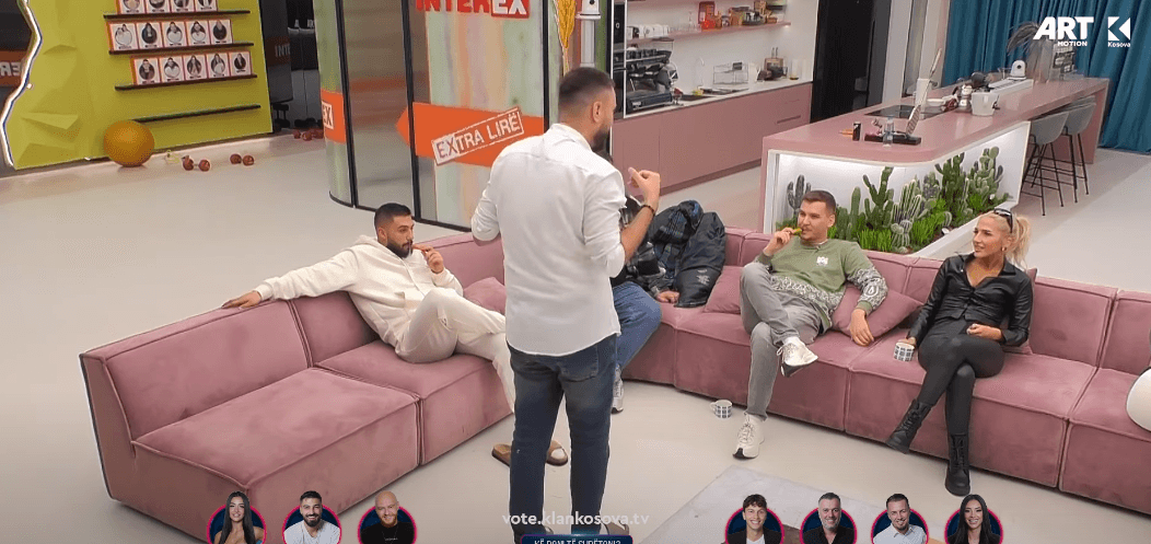Banorët ndahen në dy grupe dhe luajnë pantomime (VIDEO)