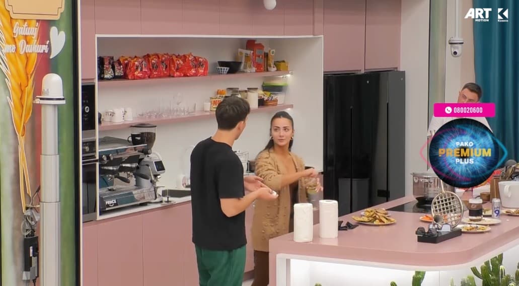 "Unë nuk t'a bëjë follow në instagram", Blerando me ngacmime të shumta drejt Albes (VIDEO)