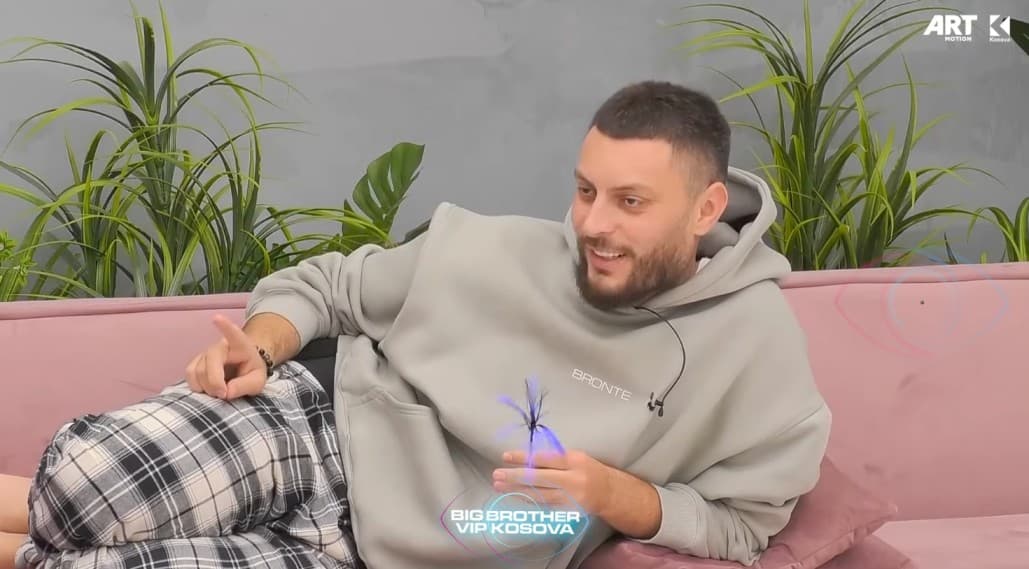 Mirdoni ngjallë të qeshura pa fund teksa tregon se si ndodhi puthja e parë (VIDEO)