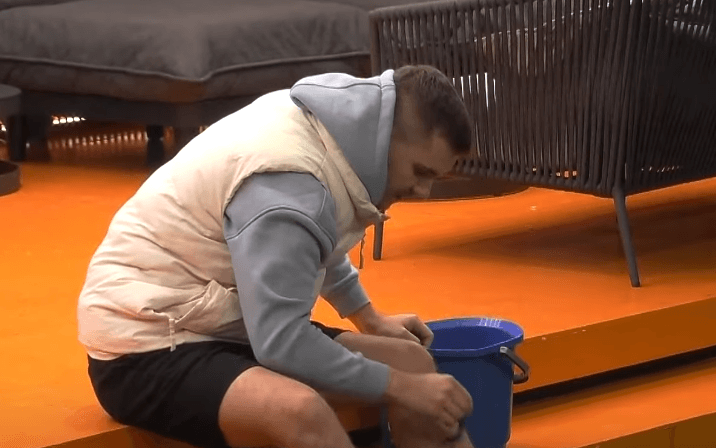 Adri rruan këmbët dhe kjo është arsyeja (VIDEO)