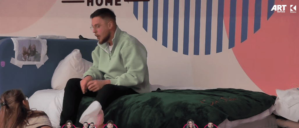 Ardi imiton Majkun duke kënduar në stilin e tij (VIDEO)
