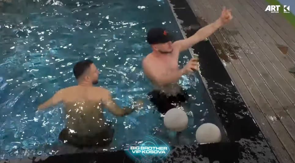 I thonë se duket si Cllevio Serbiano, Ardi dhe banorët tjerë këndojnë hitin "Paridi" (VIDEO)