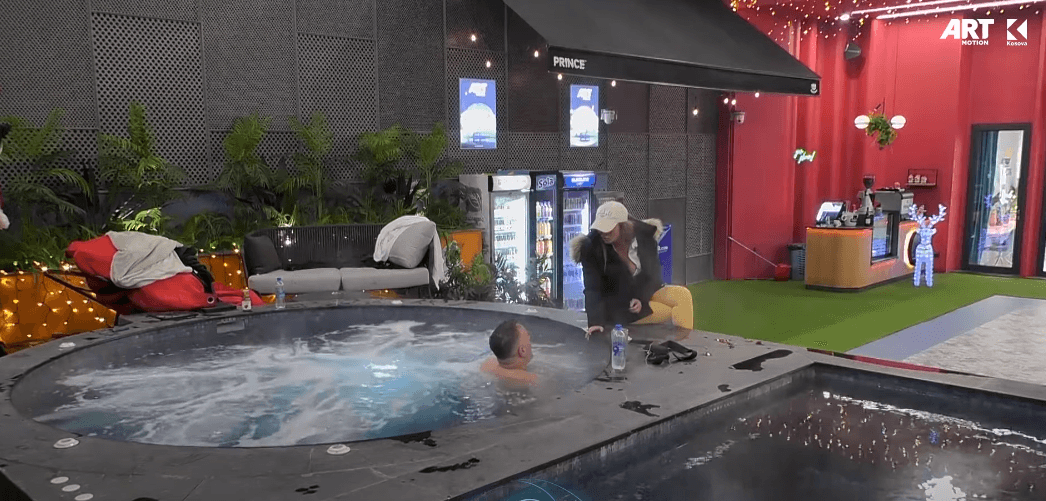 Santiana e acaruar në Bucin: Njerëzit po përpiqen me çdo kusht me hy mes meje e teje (VIDEO)