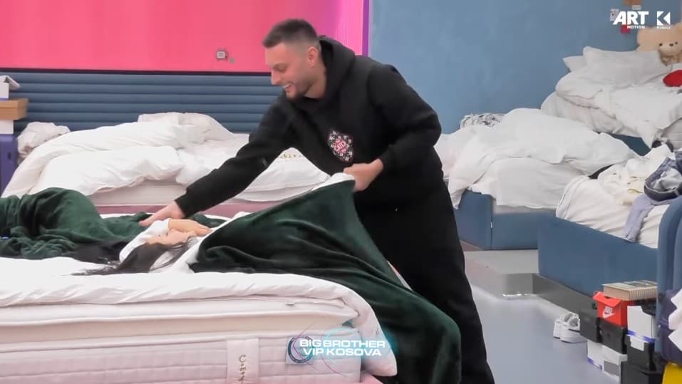 Mirdoni e rrëzon në tokë Albën teksa ajo ishte në gjumë (VIDEO)