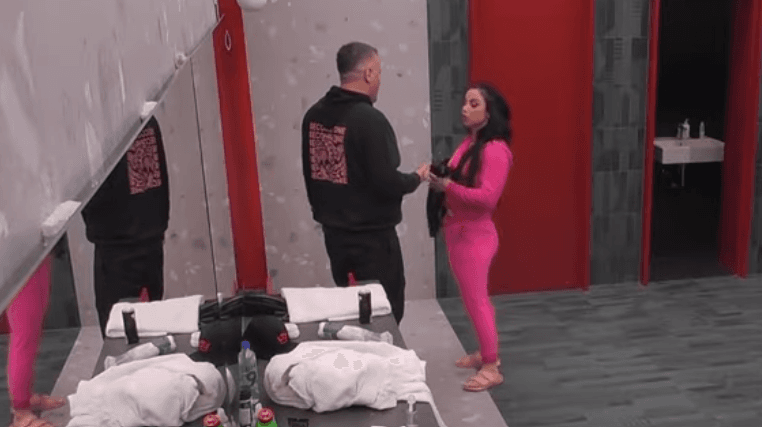 Buci i thotë Lindës "mirupafshim", por pse? (VIDEO)