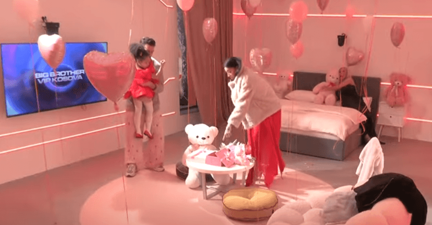 Banorët kalojnë momente të mira me vajzën e Albyt (VIDEO)