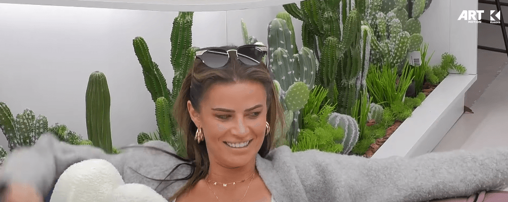 Santiana: Mbrëmë dola nga xhakuzi sepse s'doja t'ia jepja kënaqësinë Ganiut të lahet me mua (VIDEO)