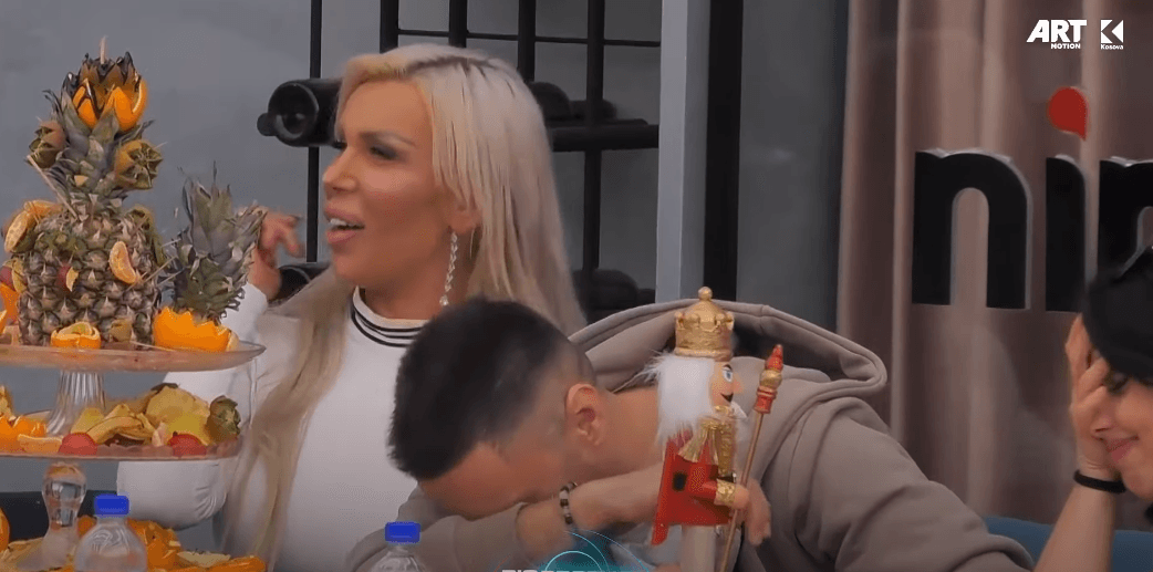 Banorët shpërthejnë në të qeshura pasi Edona thotë se "Shqipja e do suxhukun pa pjekë" (VIDEO)