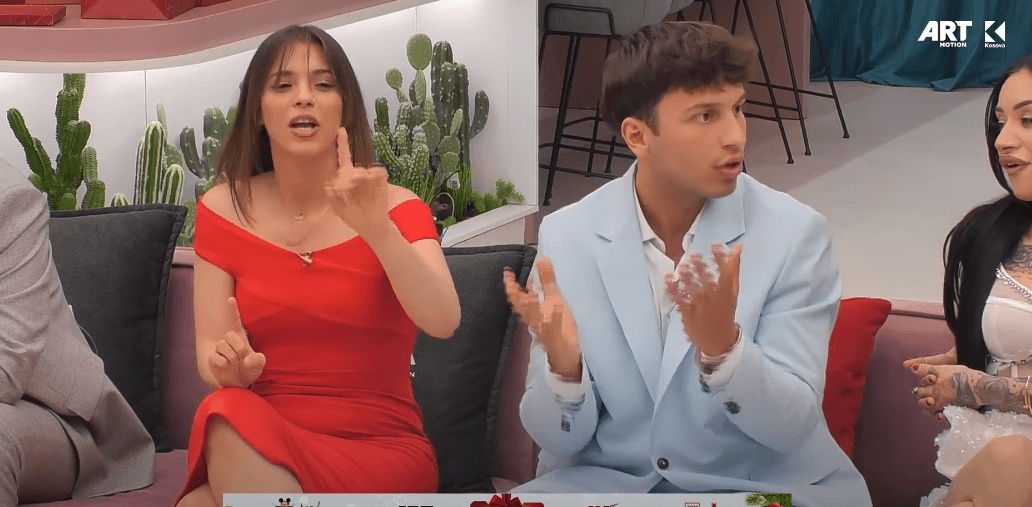Blerando imiton Shqipen dhe reagimet e saj kur e sheh atë duke bërë dush (VIDEO)
