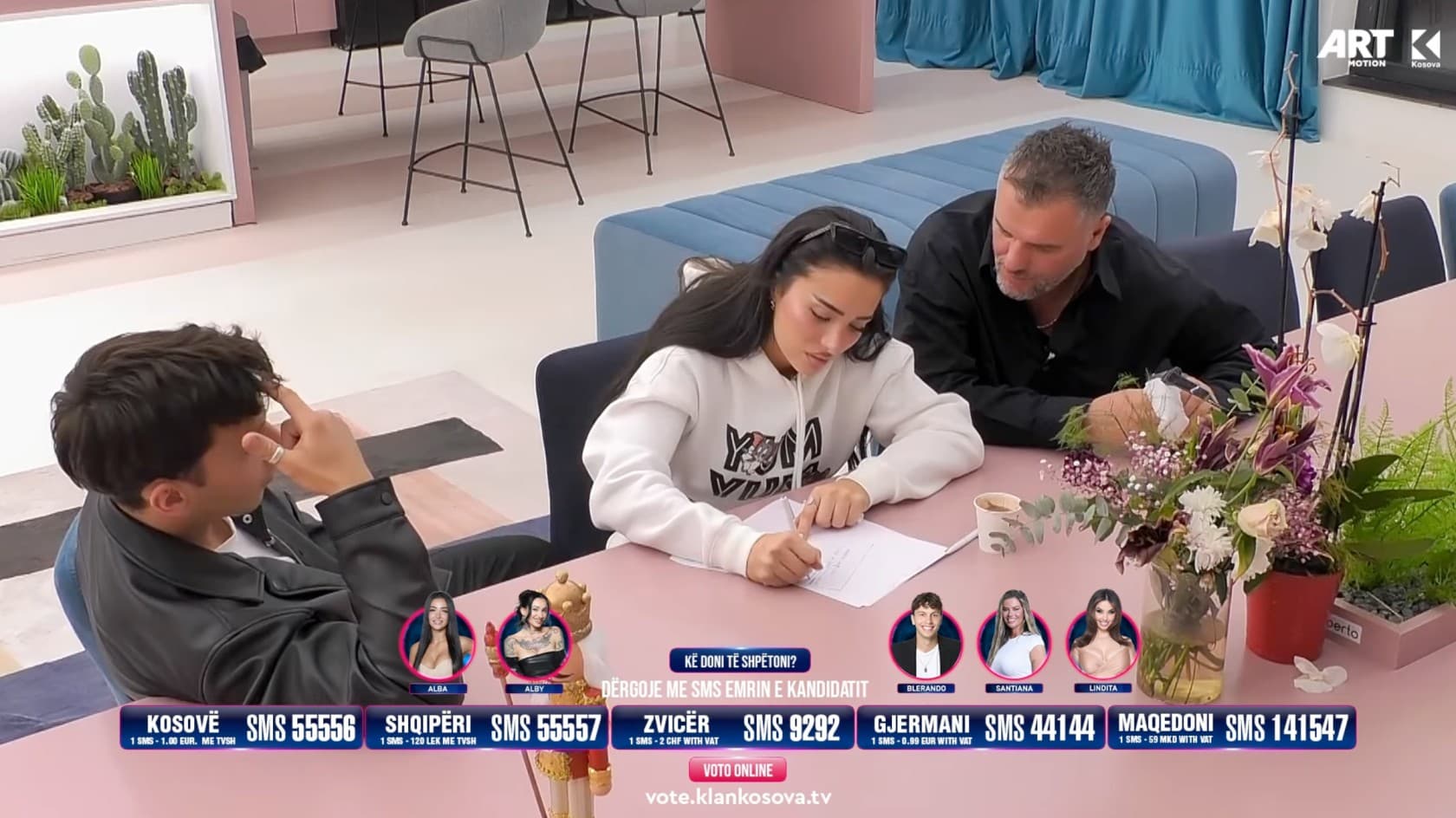 Alba së bashku me Blerandon dhe Bucin nisin përgatitjet për festën e Vitit të Ri (VIDEO)