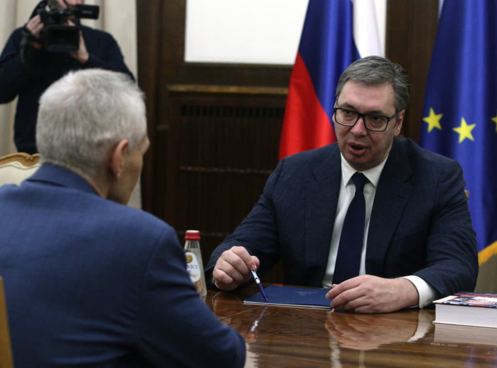 Vuçiq e informon ambasadorin rus për protestën e mbrëmshme