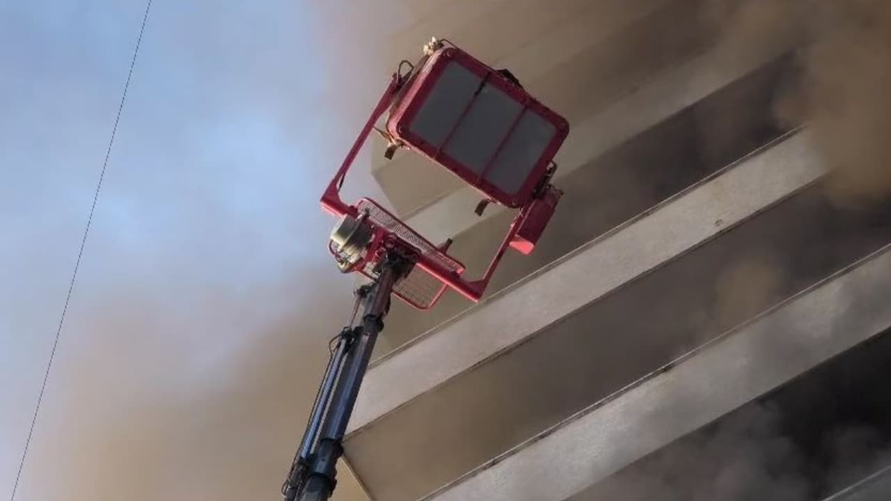 Zjarr në qendrën tregtare në Lushnje, kaos për të nxjerrë njerëzit e bllokuar (VIDEO)