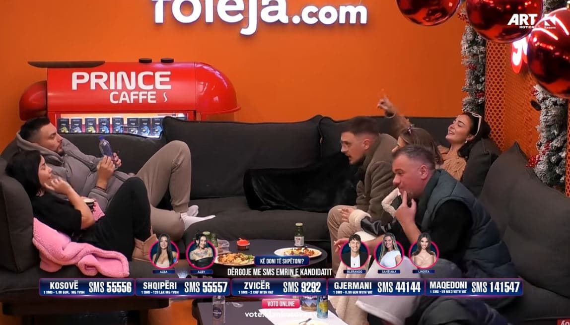 Banorët e këndojnë së bashku këngën e tyre (VIDEO)