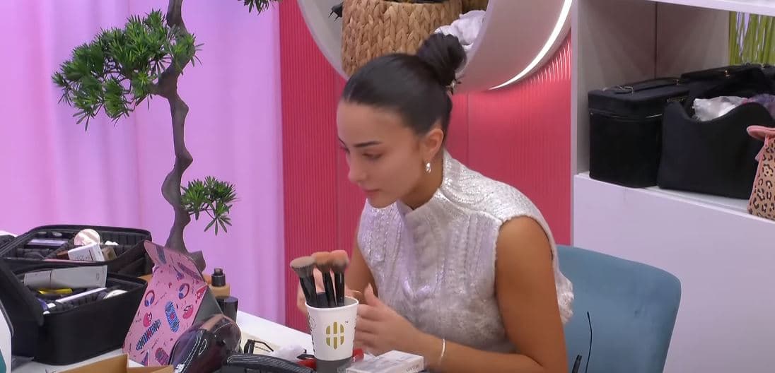 Alba, Santiana dhe Iliriana flasin gjerë e gjatë për të tjerët nga dhoma e grimit (VIDEO)