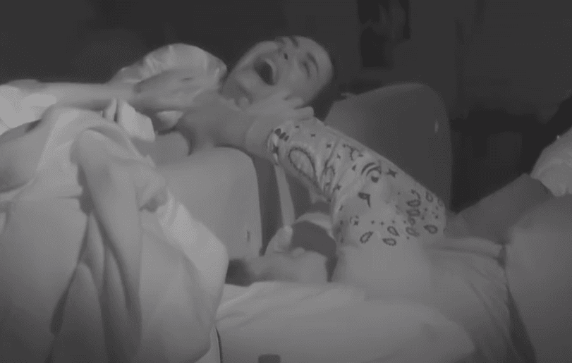 Alba dhe Adri ngacmuan njëri-tjetrin para gjumit, ja çka ndodhi (VIDEO)