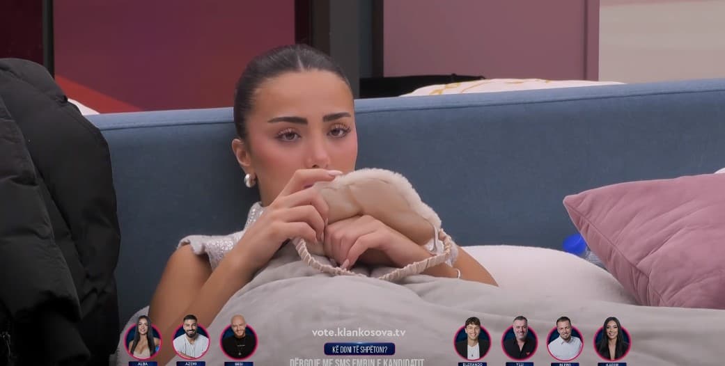 Alba rri e heshtur në shtrat, Blerando dhe Azemi i afrohen njëri pas tjetrit (VIDEO)