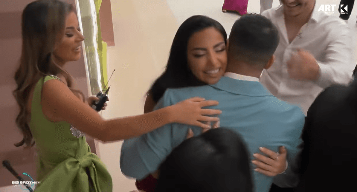 Reagimi i banorëve kur Azemi rikthehet në shtëpi me biletën e fatit! (VIDEO)