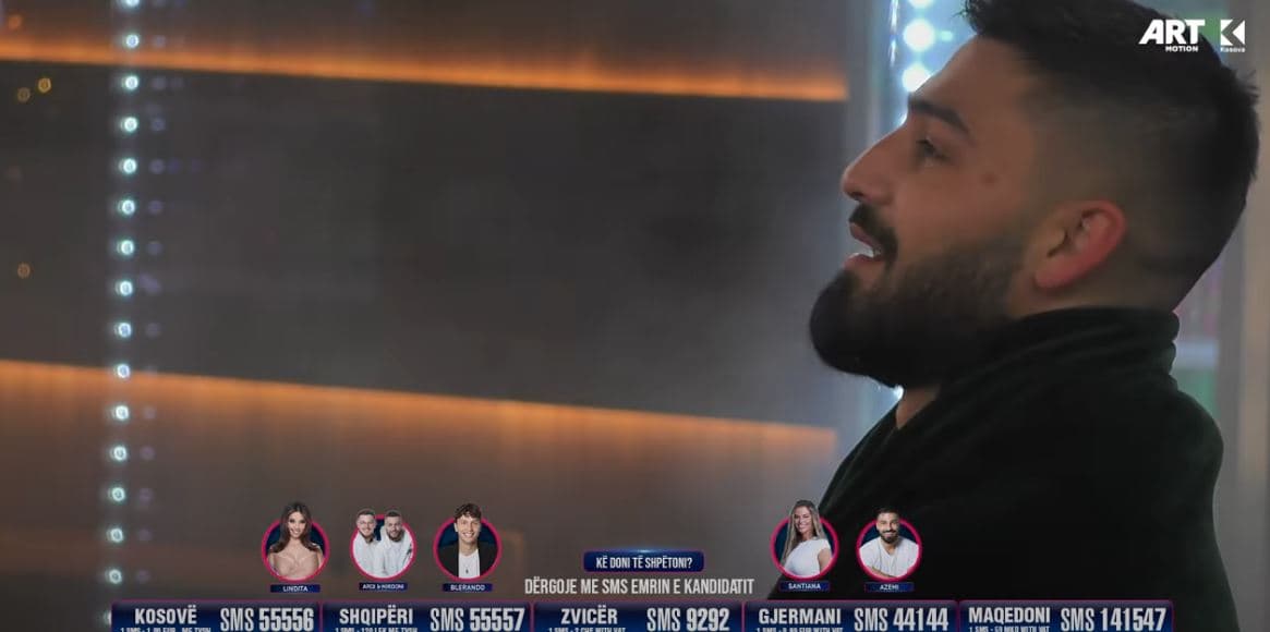 Azemi del në oborr dhe qan (VIDEO)
