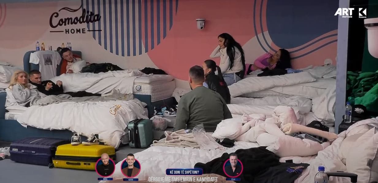 "Kush jam unë", banorët shfrytëzojnë kohën për të luajtur (VIDEO)