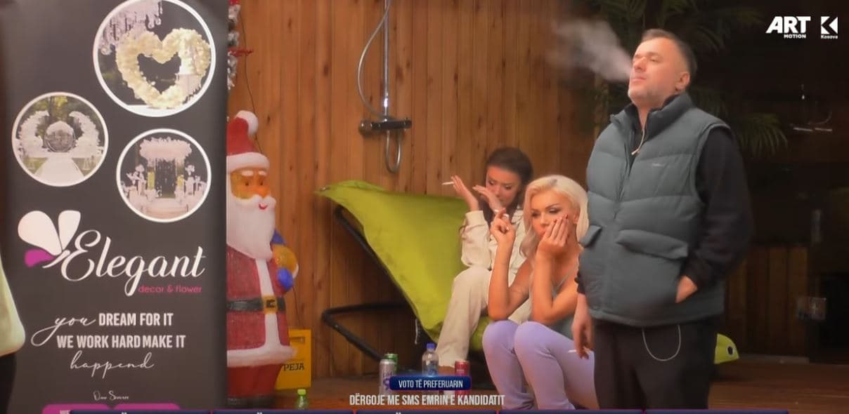 Banorët kaplohen nga emocionet kur këndohet kjo këngë (VIDEO)