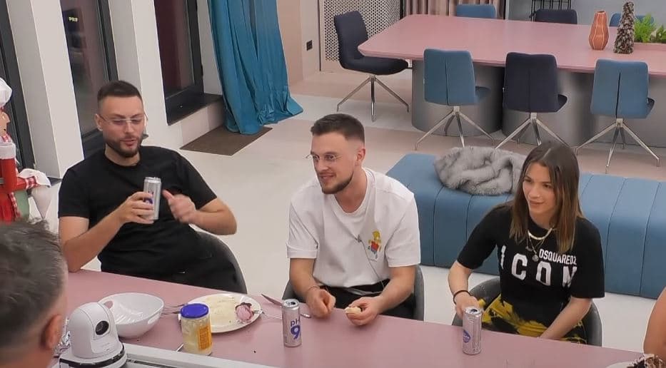 Cilën fjalë mund të thuash edhe në shtrat edhe duke ngrënë bukë? Të qeshura pafund mes banorëve (VIDEO)
