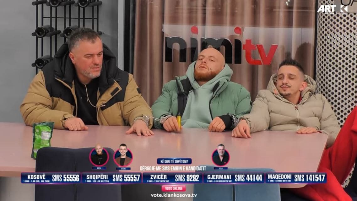 Treshen e prangosur e kaplon 'keq' uria, mezi presin të ushqehen (VIDEO)