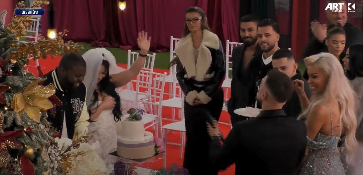 Prehet tortja, moment emocional nga dasma e Lindës me Big D (VIDEO)