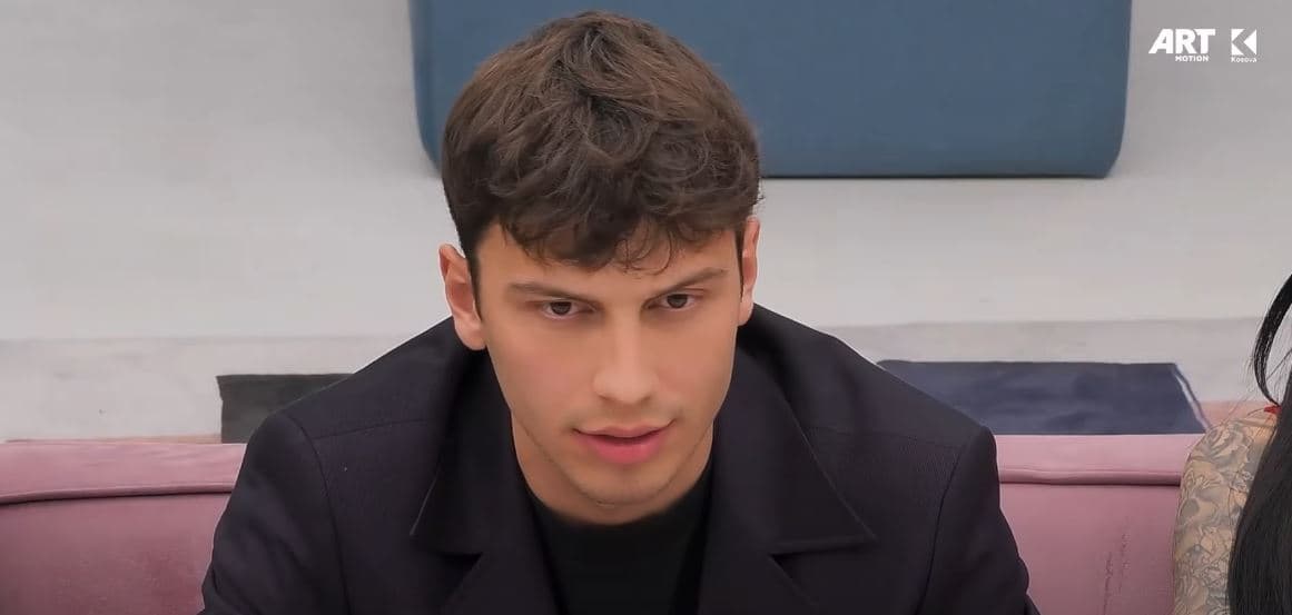 Blerando zbulon në detaje se çka ndodhi mes saj dhe Albës në banjo (VIDEO)
