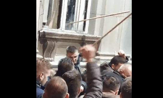 Pamje kur protestuesit tentojnë dhunshëm të hyjnë në Kuvendin e Serbisë (VIDEO)