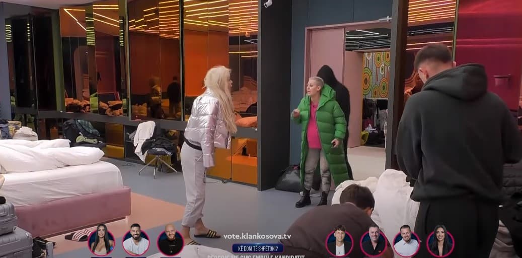 Ishin ''partenere në krim'', Edona dhe Miss Rose përplasen për hedhjen e rrobave në ujë (VIDEO)
