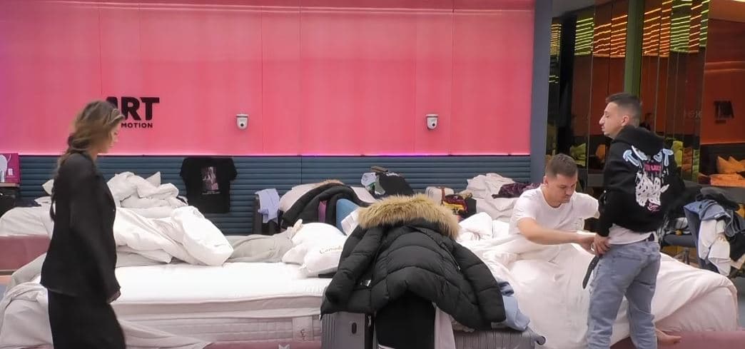 Adri e ndihmon Ganinë të vishet, pasi mbrëmë lëndoi dorën (VIDEO)