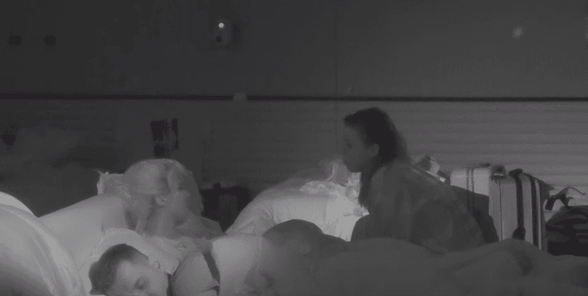 Shqipja dhe Iliriana biseduan për shumë gjëra deri në orët e vona (VIDEO)