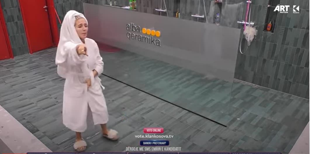 Zgjohet Iliriana, ia nis e kërcen në banjo (VIDEO)