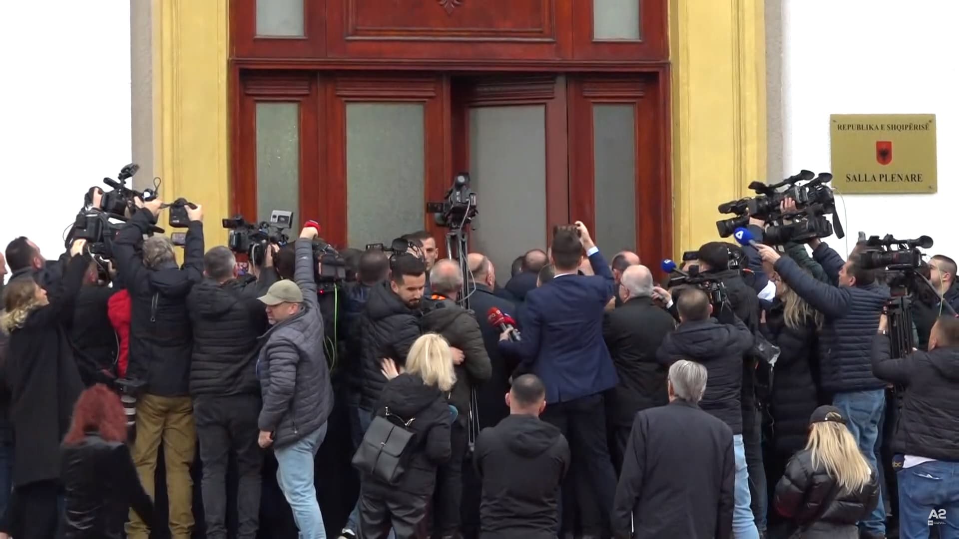 Përplasje në hyrje të parlamentit të Shqipërisë, deputeti i PD-së thyen xhamin e derës kryesore