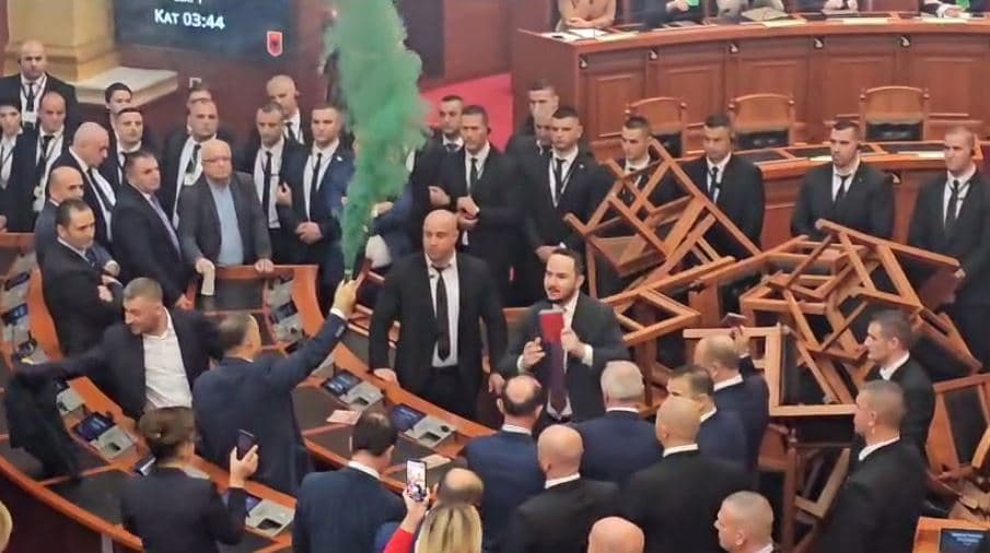 Shqipëri: Mes tymit dhe kapsollave, miratohet brenda 8 minutash Buxheti i shtetit